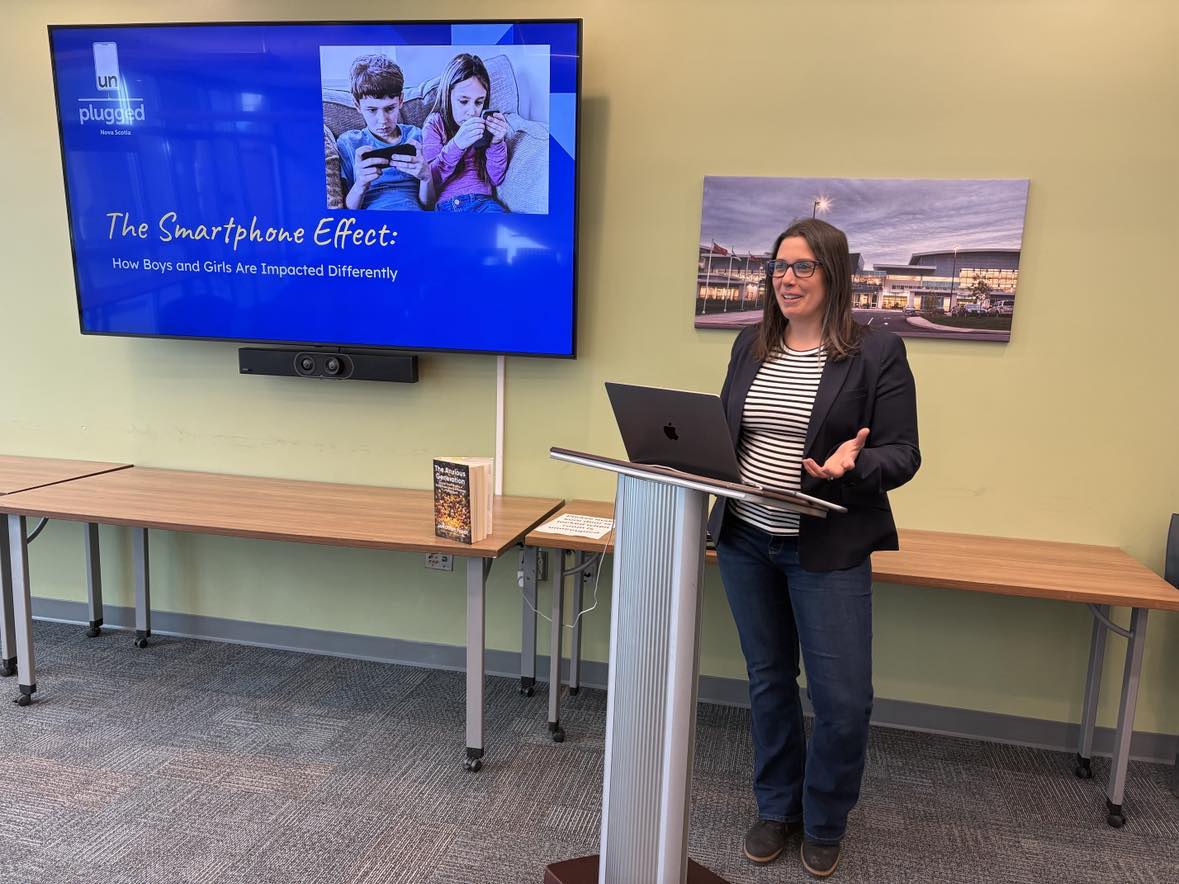 Jenna Poste presenting The Smartphone Effect at a speaking engagement